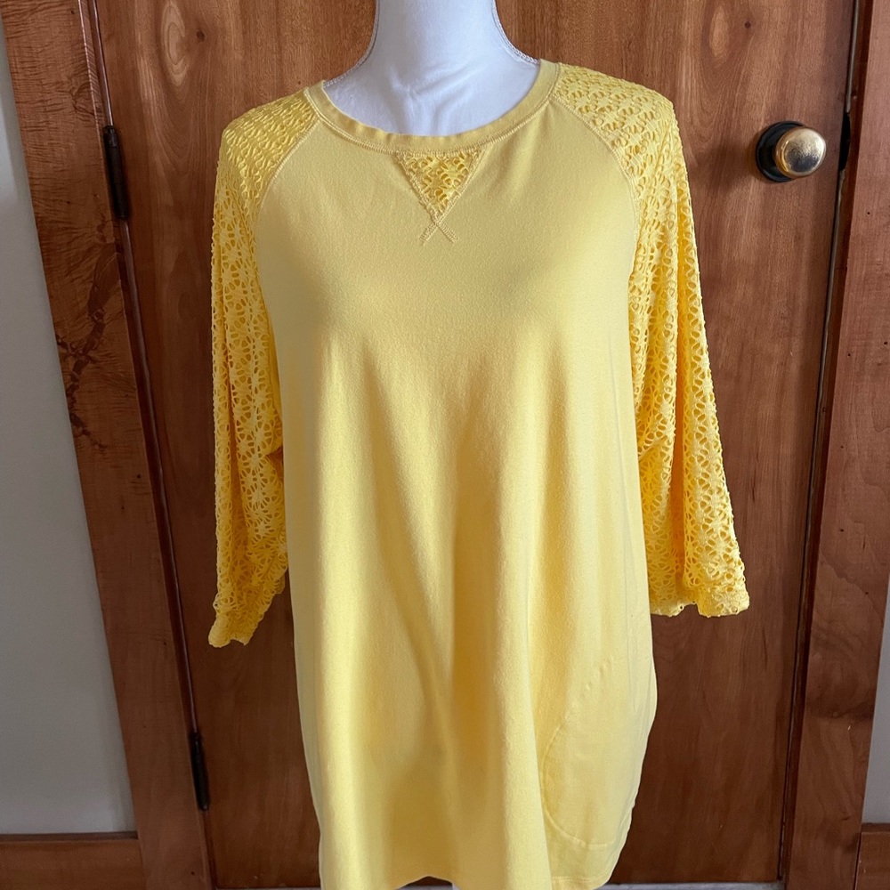 D&co woman’s bright yellow top with lace sleeves 1X